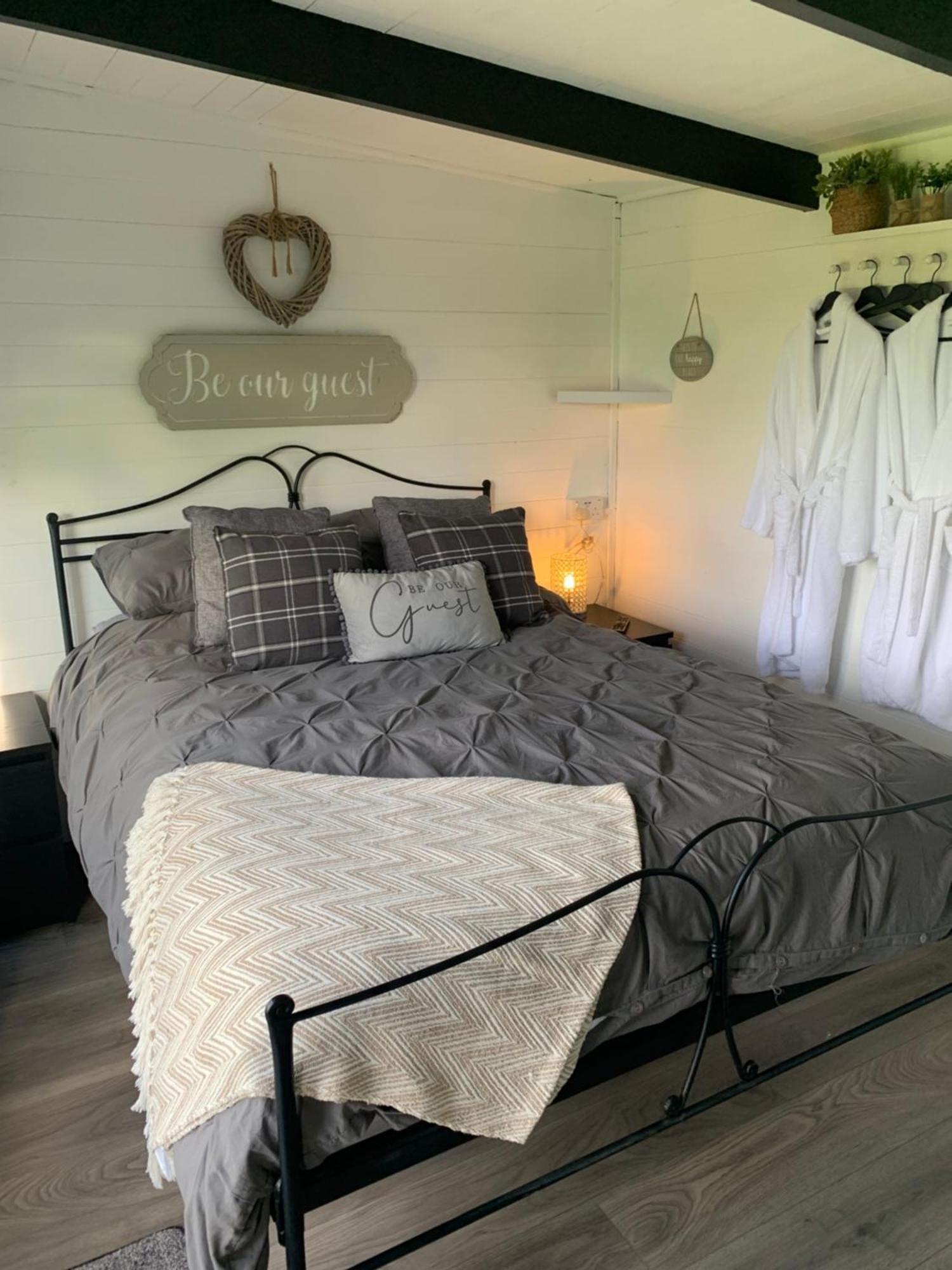 Dolafon Farm Luxury Glamping Cabin With Hot Tub St. Asaph Eksteriør billede